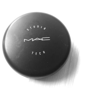 MAC Studio Tech Foundation NW44